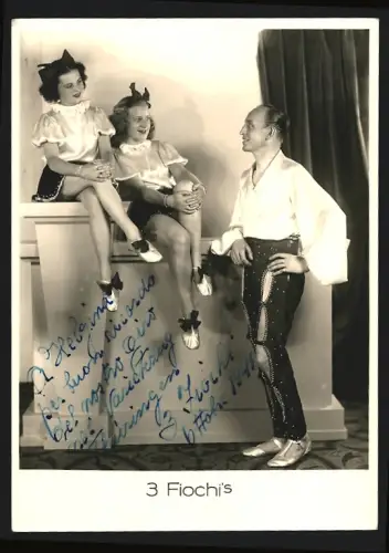 Fotografie Die 3 Fiochi`s in Kostümen, Autograph 1941