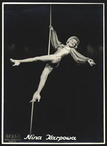 Fotografie Akrobatin Nina Karpowa im Kostüm, Luftakrobatik, Autograph 1941