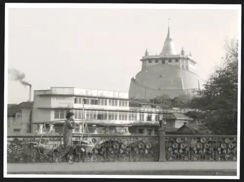Fotografie Ansicht Bangkok, Wat Saket Tempel von einer Brücke aus gesehen, Grossformat 19 x 25cm