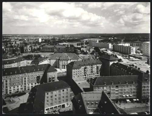Fotografie Walter Hahn, Dresden, Leonhard-Frank-Str. 24, Ansicht Dresden, Blick auf mehrstöckiges Wohngebäude, 19 x 25cm