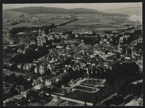 Fotografie Walter Hahn, Dresden, Ansicht Bischofswerda, Ortsansicht mit Schwimmbad aus der Vogelschau