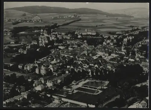 Fotografie Walter Hahn, Dresden, Ansicht Bischofswerda, Ortsansicht mit Schwimmbad aus der Luft