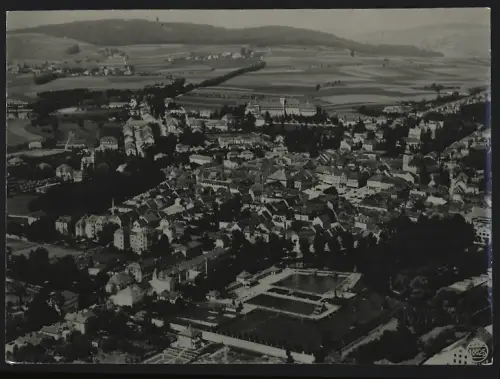Fotografie Walter Hahn, Dresden, Ansicht Bischofswerda, Ortsansicht mit Schwimmbad aus der Luft