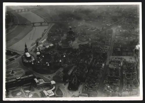 Fotografie Walter Hahn, Dresden, Ansicht Dresden, Blick über die Dächer mit Flusspartie