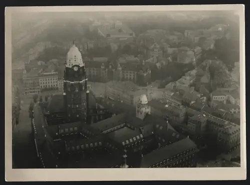 Fotografie Walter Hahn, Dresden, Ansicht Dresden, Uhrturm und Wohngebäude in feinem Nebel
