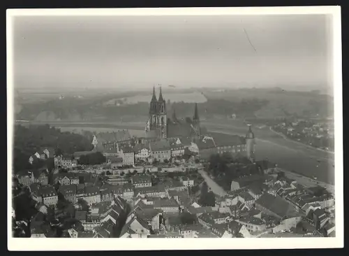 Fotografie Walter Hahn, Dresden, Ansicht Meissen /Elbe, Dom mit Flusslauf im Hintergrund