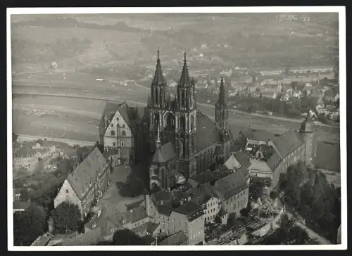 Fotografie Walter Hahn, Dresden, Ansicht Meissen /Elbe, Blick zum Dom mit Flussufer im Hintergrund