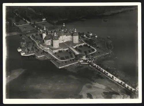 Fotografie Walter Hahn, Dresden, Ansicht Moritzburg, Schloss Moritzburg aus der Luft gesehen