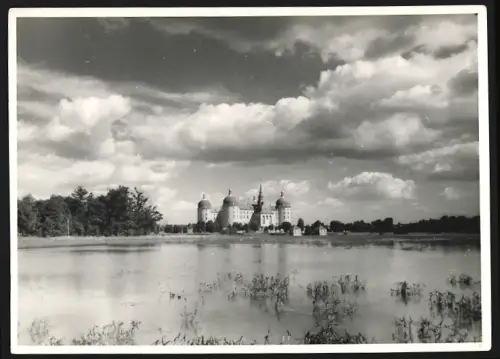 Fotografie Walter Hahn, Dresden, Ansicht Moritzburg, Schloss Moritzburg vom Wasser gesehen