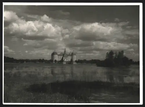 Fotografie Walter Hahn, Dresden, Ansicht Moritzburg, Schloss Moritzburg aus der Ferne