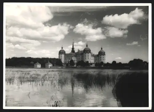 Fotografie Walter Hahn, Dresden, Ansicht Moritzburg, Schloss Moritzburg unter leicht bewölktem Himmel
