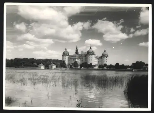 Fotografie Walter Hahn, Dresden, Ansicht Moritzburg, Schloss Moritzburg unter bewölktem Himmel