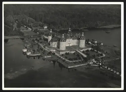 Fotografie Walter Hahn, Dresden, Ansicht Moritzburg, Schloss Moritzburg umgeben von Wasser