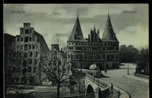 AK Lübeck, Holstentor mit Strassenpartie