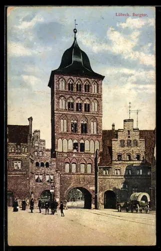 AK Lübeck, Burgtor mit Strassenpartie