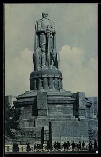 AK Hamburg-St. Pauli, Besucher vor dem Bismarck-Denkmal
