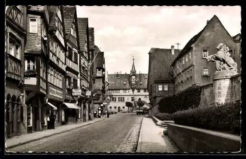 AK Ochsenfurt, Hauptstrasse mit Rathaus und Kriegerdenkmal