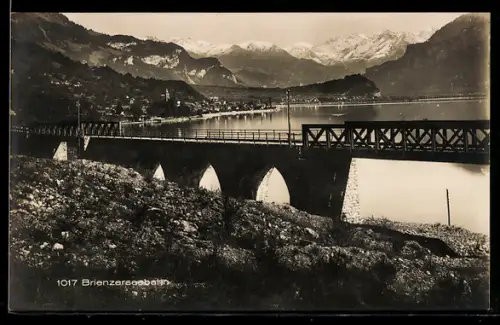 AK Brienz, Steckenabschnitt der Brienzerseebahn mit Ortsansicht