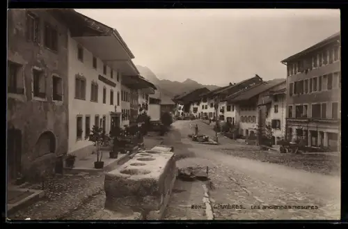 AK Gruyères, les anciennes mesures avec une vue d`ensemble de la rue