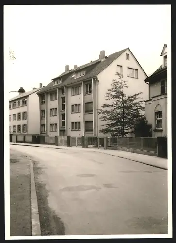 Fotografie Ansicht Offenbach a. M., Strassenpartie in einer Wohnsiedlung