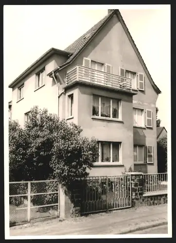 Fotografie Ansicht Offenbach a. M., einzelstehendes Wohnhaus mit Terrasse in einer Wohnsiedlung