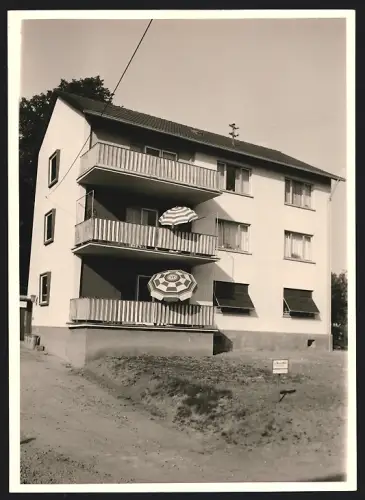 Fotografie Ansicht Offenbach a. M., Neubau Wohnhaus nebst Gerage, Wohnhaussiedlung