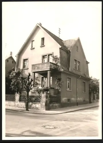 Fotografie Ansicht Offenbach a. M., Wohnhaus an einer Strassenecke mit Terrasse