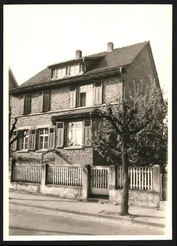 Fotografie Ansicht Offenbach a. M., Wohnhaus aus Ziegelsteinen mit Gartenzaun