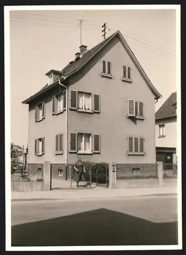 Fotografie Ansicht Offenbach a. M., Wohnahus Nr. 25 mit 3 Etage, Hausfrau am Gartenzaun