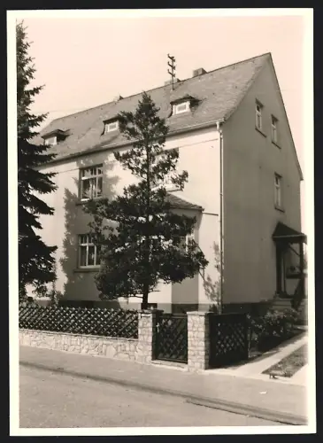 Fotografie Ansicht Offenbach a. M., Mehrfamilien Wohnaus mit gemauertem Gartenzaun