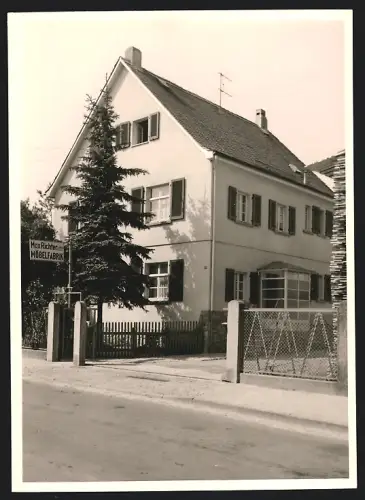 Fotografie Ansicht Hofheim / Taunus, Wohnhaus und Möbelfabrik Max Richter & Söhne mit Werbeschild
