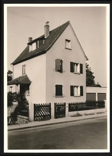Fotografie Ansicht Offenbach a. M., Neubau Wohnhaus mit Gartenzaun