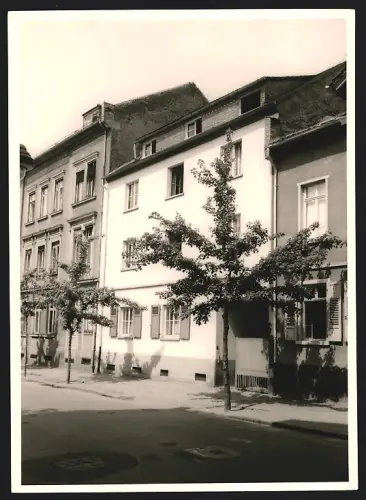 Fotografie Ansicht Offenbach a. M., Strassenpartie mit Wohnhäusern in unterschiedlichen Baustilen