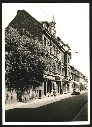 Fotografie Ansicht Offenbach a. M., Strassenpartie mit alten Wohnhäusern und Mercedes Benz auf der Strasse