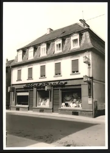 Fotografie Ansicht Offenbach a. M., Möbelhaus A. Reuter mit Schaufenster