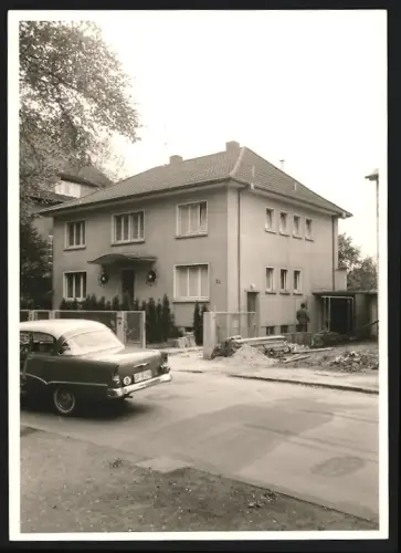 Fotografie Ansicht Offenbach a. M., Wohnhaus Nr. 26 im Aufbau mit Opel Kapitän davor