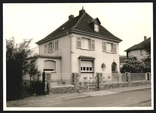 Fotografie Ansicht Offenbach a. M., Einfamilien Wohnhaus mit Anbau und Gartenzaun