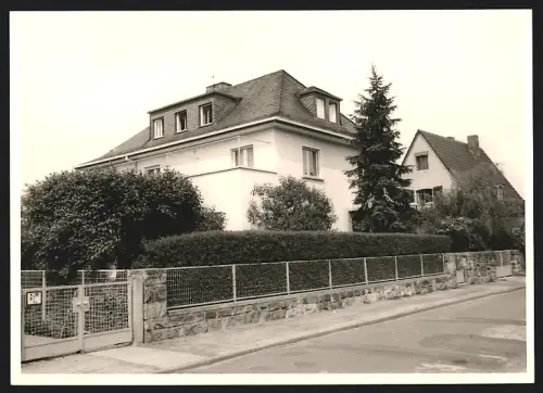 Fotografie Ansicht Offenbach a. M., Wohnsiedlung mit Wohnhäsuern hinter hohen Hecken