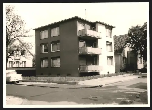 Fotografie Ansicht Offenbach a. M., Mehrfamilienhaus mit Balkon an Strassenecke