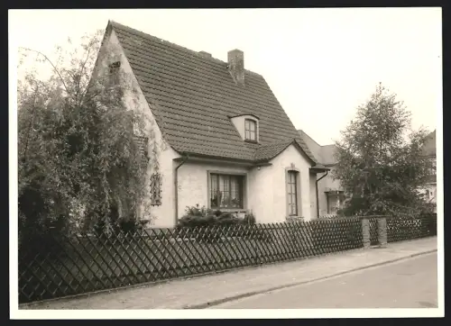 Fotografie Ansicht Offenbach a. M., Wohnhaus Nr. 12 mit altem Holzzaun
