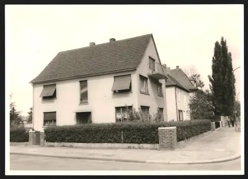 Fotografie Ansicht Offenbach a. M., Wohnhaus in einer Wohnsiedlung mit Gartenhecke