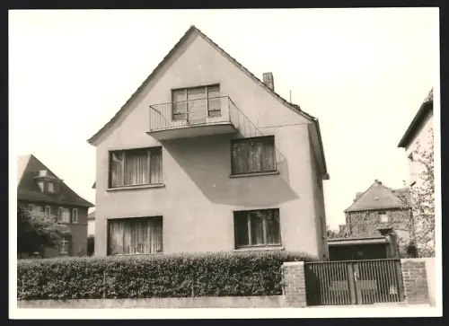 Fotografie Ansicht Offenbach a. M., Wohnhaus mit Balkon und Garage