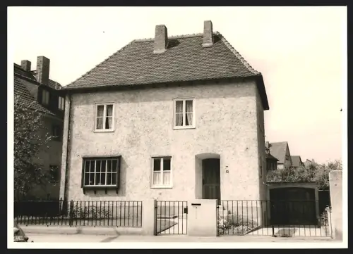 Fotografie Ansicht Offenbach a. M., einzelnes Wohnhaus mt Garage und Stahlzaun