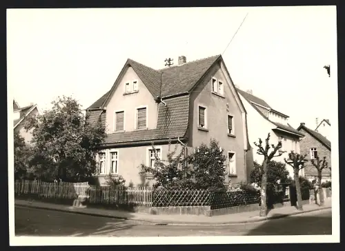 Fotografie Ansicht Offenbach a. M., Wohnhaus mit Satteldach an einer Strassenecke