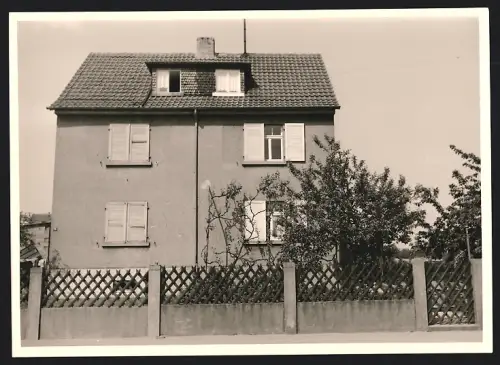Fotografie Ansicht Offenbach a. M., einfaches Wohnhaus mit Holzzaun