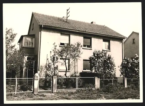 Fotografie Ansicht Offenbach a. M., Mehrfamilienhaus mit einfachem Gartenzaun