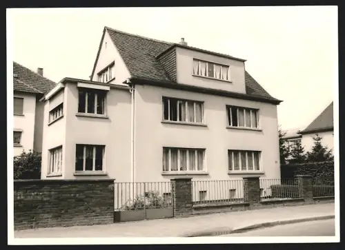Fotografie Ansicht Offenbach a. M., Wohnhaus mit Anbau in einer Wohnsiedlung