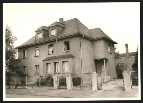 Fotografie Ansicht Offenbach a. M., Wohnhaus mit schlichtem Putz und geöffnetem Tor