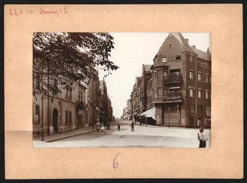 Fotografie Brück & Sohn, Meissen, Ansicht Limbach, Helenenstrasse mit Eckhaus - Konfektionshaus L. Bernhardt