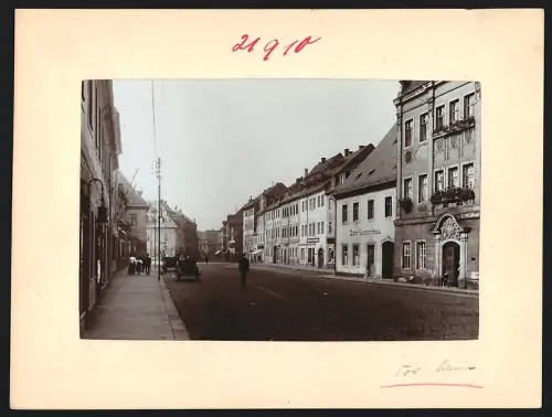 Fotografie Brück & Sohn, Meissen, Ansicht Penig, Schlossplatz mit Gasthaus zum Gambrinus